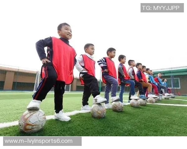 从小踢足球的我如何在绿茵场上追逐梦想与成长的故事